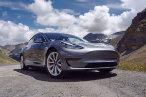 tesla model 3 decouvrez comment cette voiture a parcouru 320 000 km sans changer de batterie